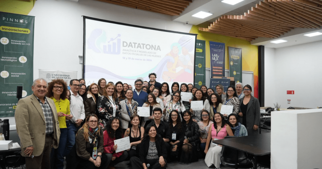Foto de un grupo de ciudadanos con el secretario de salud.
