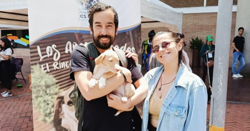 Hombre y mujer con perro