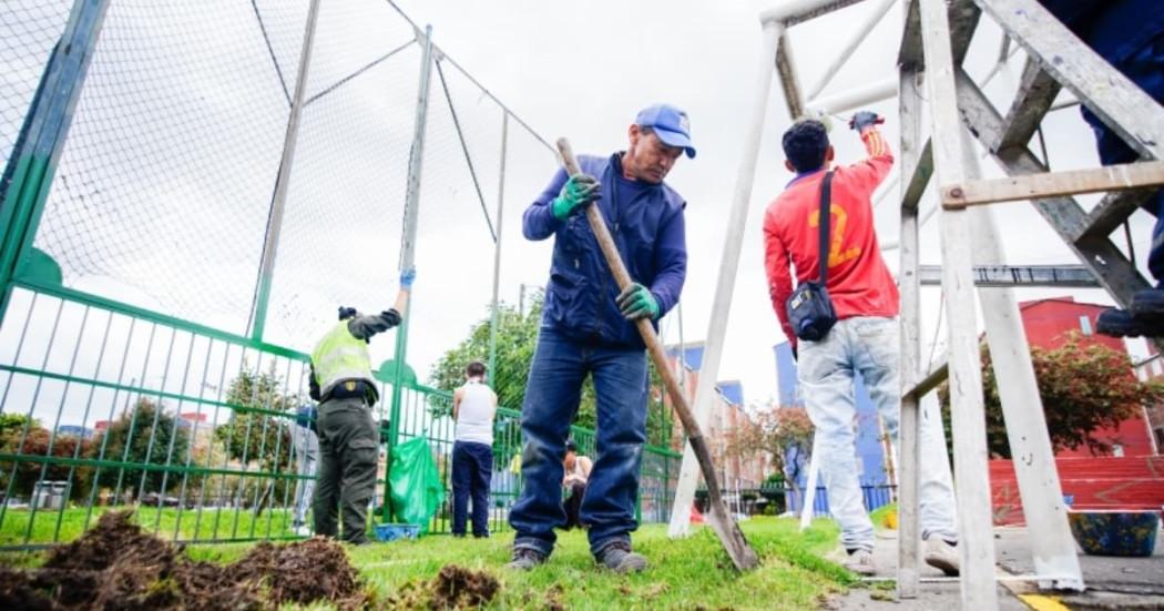 personas realizan mantenimiento de parque