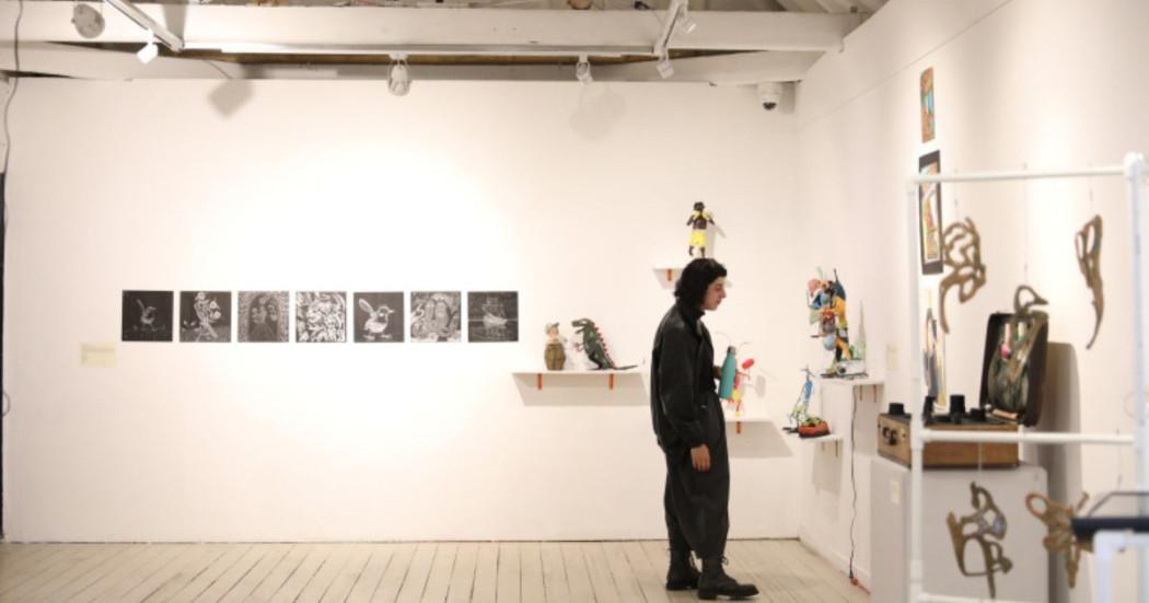 Imagen de ciudadana mirando exposición de artes eléctronicas