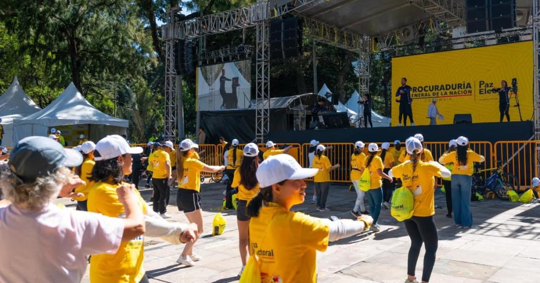 Foto de participantes de la jornada Bogotá se mueve por la Paz Electoral realizada este 1 de marzo de 2026.