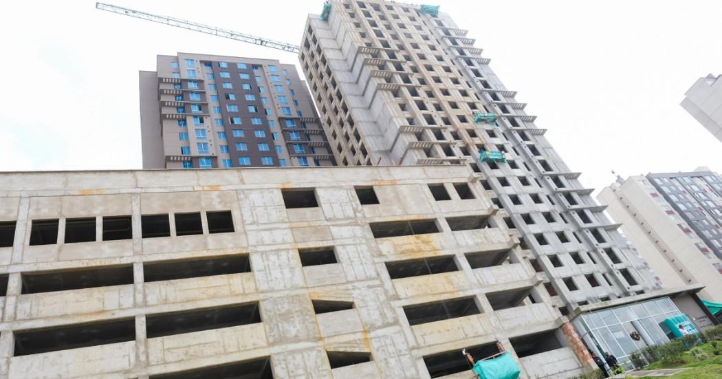 Foto que muestra edificios en construcción 