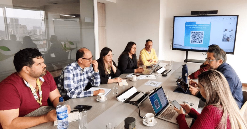 Foto de unos funcionarios en una reunión 