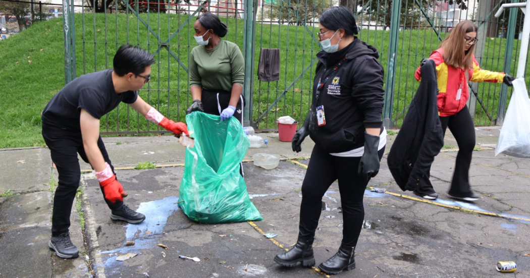 Imagen de varias personas recogiendo basura