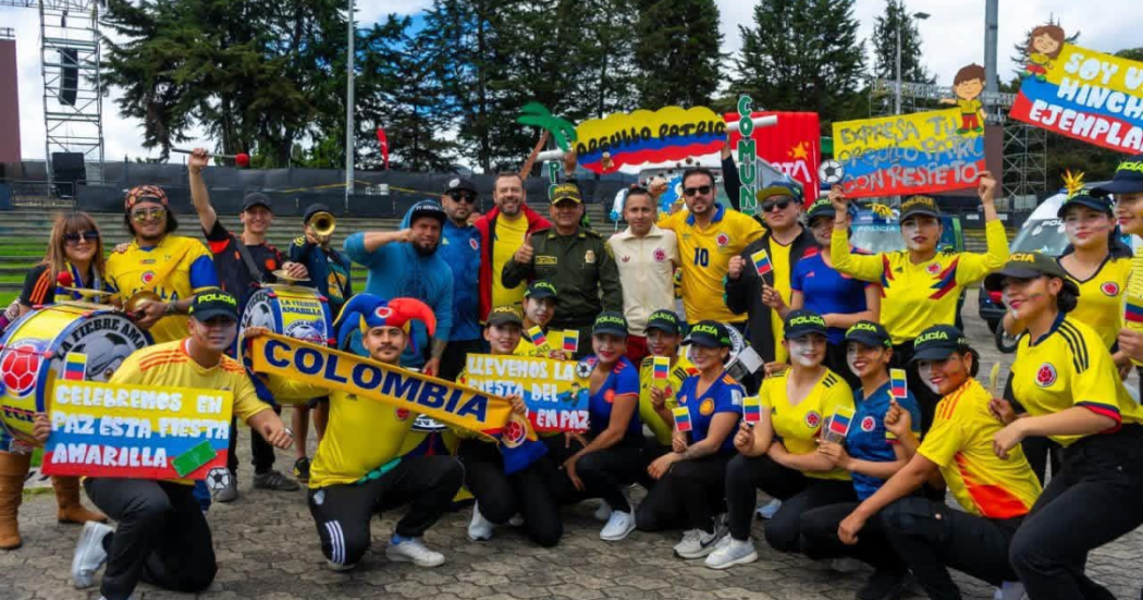 Foto de un grupo de personas con la camiseta de la selección Colombia