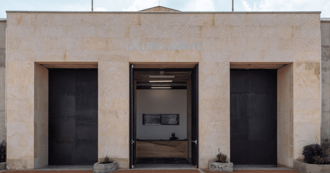 Imagen de la fachada de la Galería Santa Fe donde se expondrán las cuatro obras finalistas del Premio Luis Caballero.