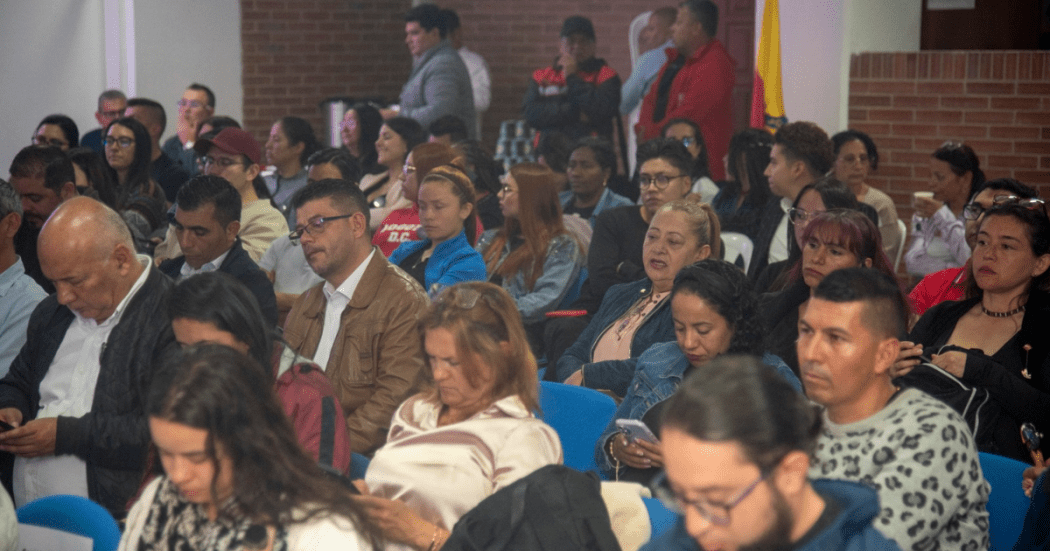 Foto de un grupo de ciudadanos en una charla