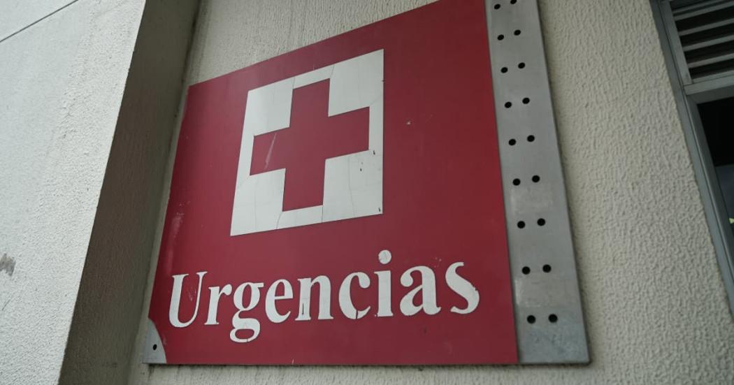 Logo de una cruz roja que dice urgencias.