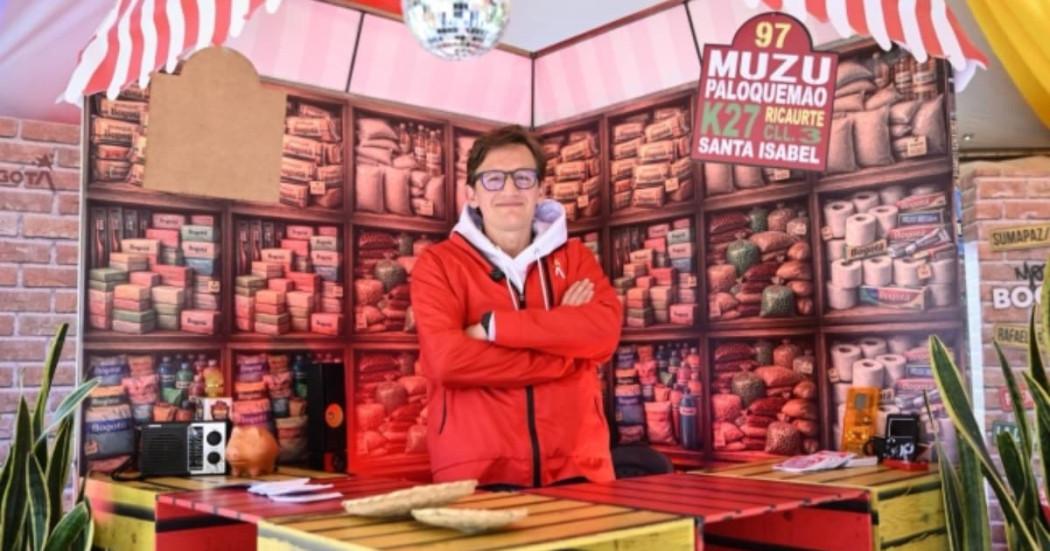 Secretario de Gobierno de Bogotá en un stand en el FEP.