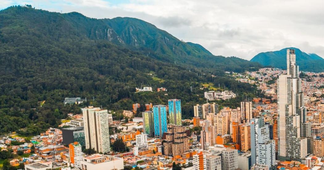 Foto panorámica del centro de Bogotá y los Cerros Orientales.