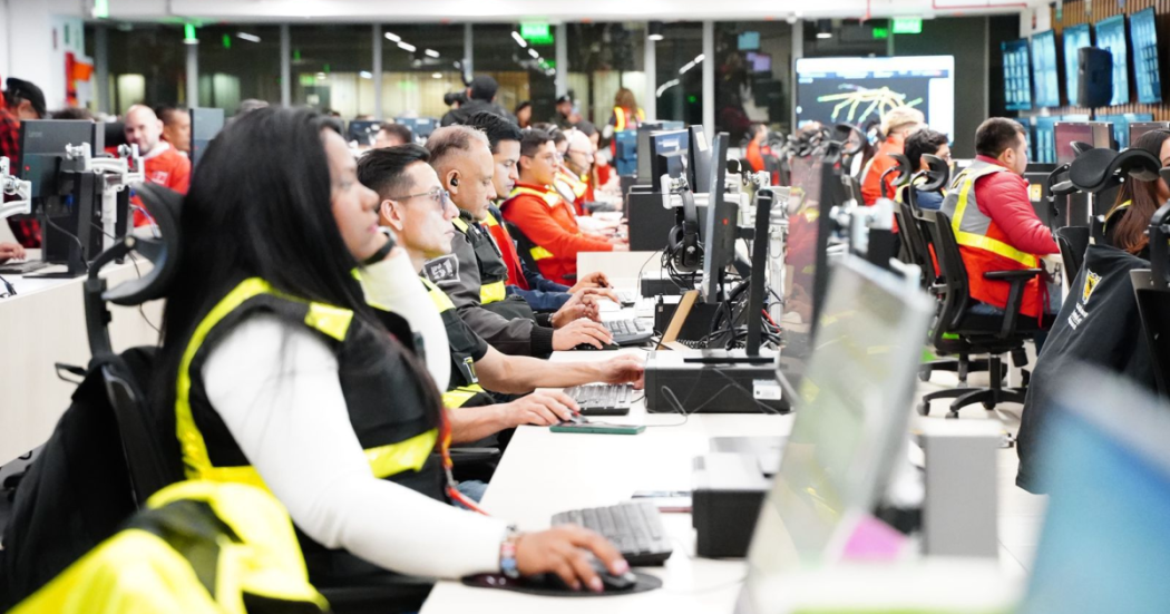 Imagen de operarios en el centro de control de TransMilenio