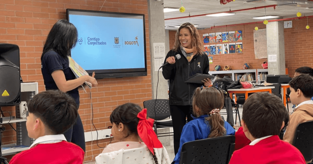 Consejera TIC de Bogotá en evento con niños del colegio tabora