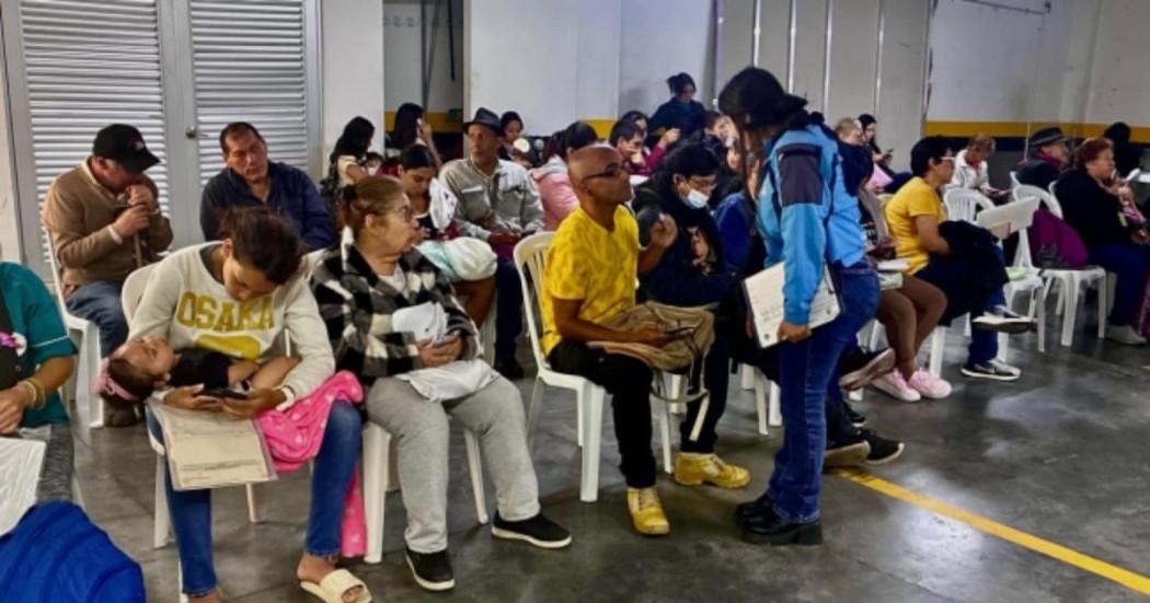 Comunidad de Los Mártires recibiendo atención gratuita.