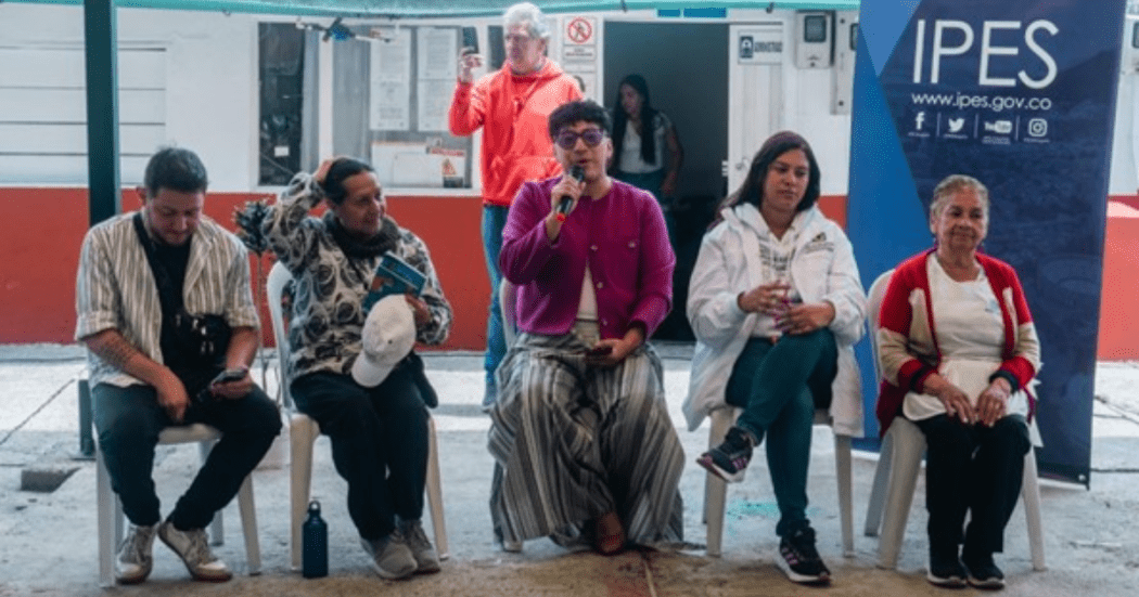 Imagen de distintas personas dialogando