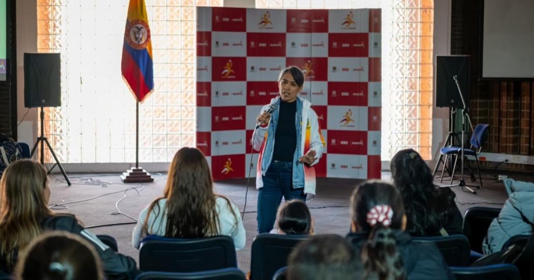 mujer dialoga con personas
