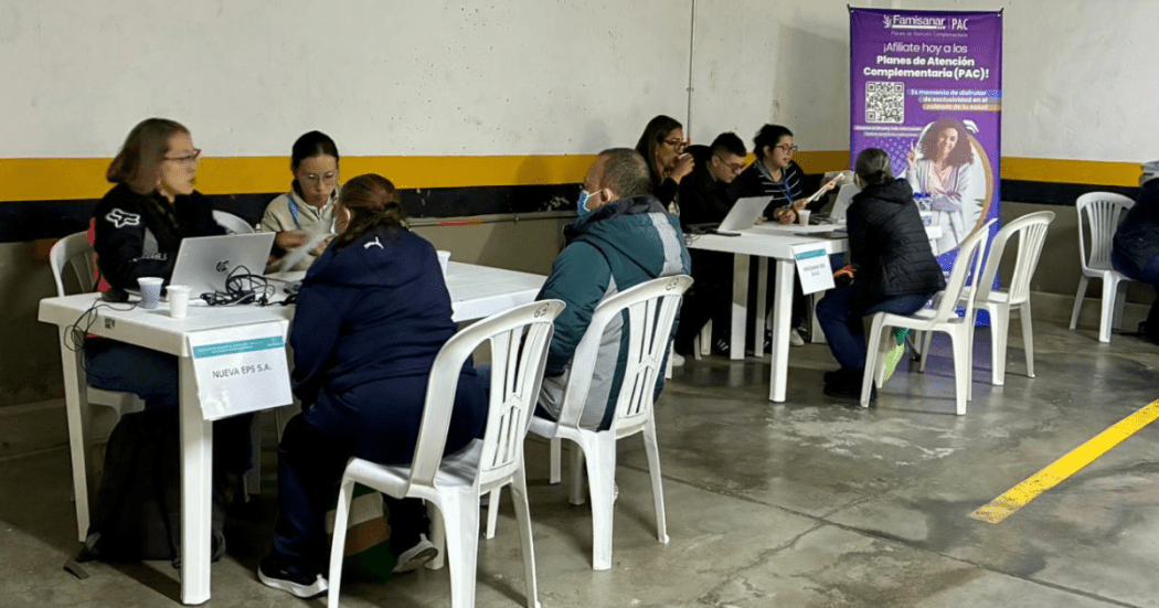 Foto de un funcionario ayudando a un ciudadano