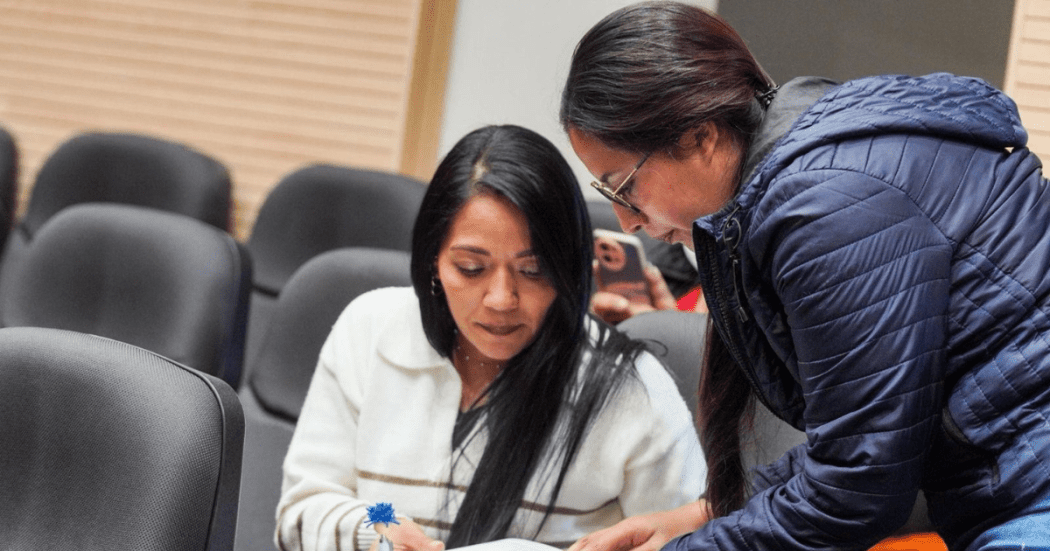 Foto de un funcionario ayudando a un ciudadano