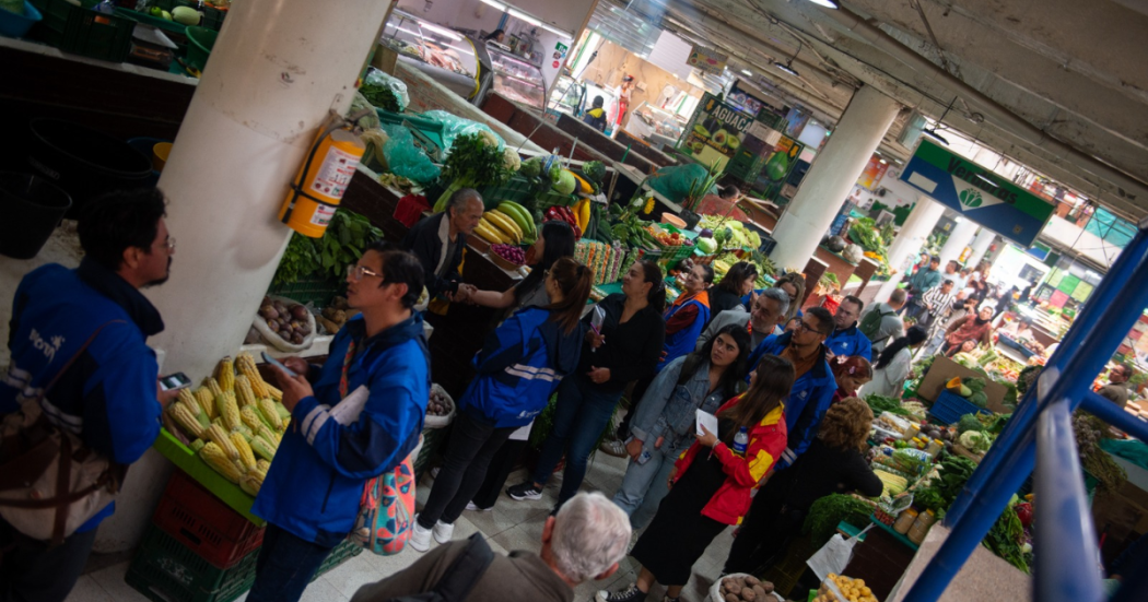 Foto de funcionarios del Distrito en acompañamiento en una plaza de mercado