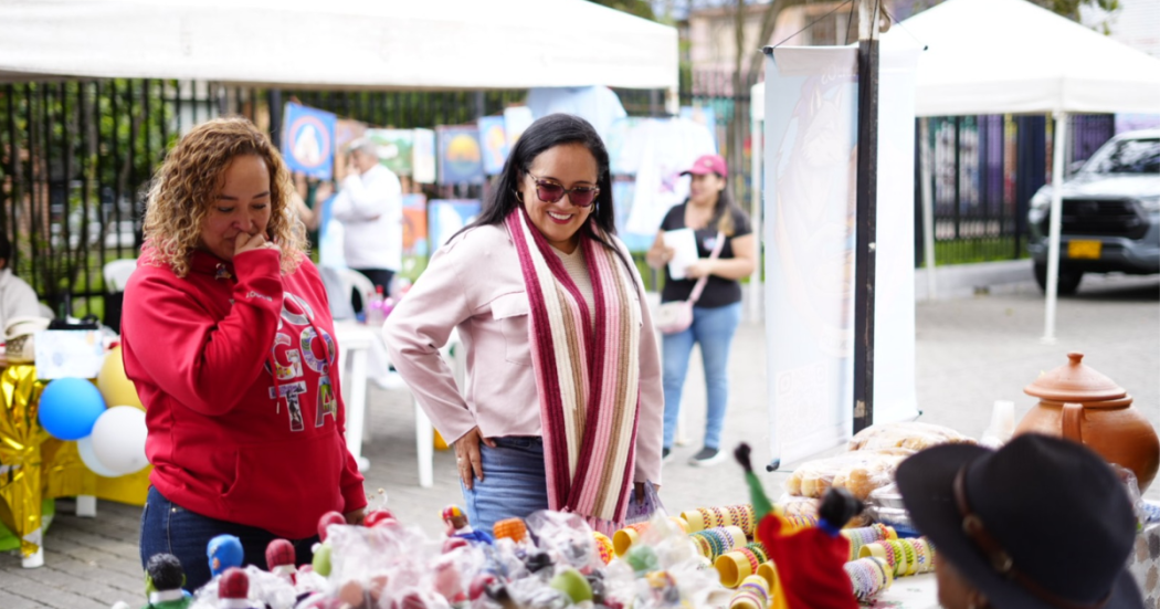 Foto de una ciudadana en una feria 
