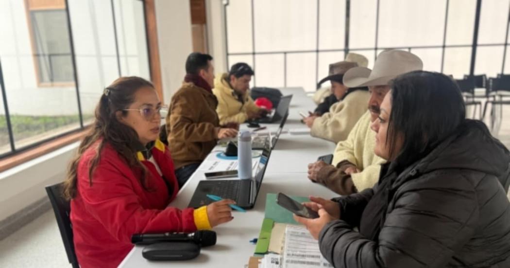 Funcionaria de Catastro Bogotá atendiendo a ciudadanos rurales.