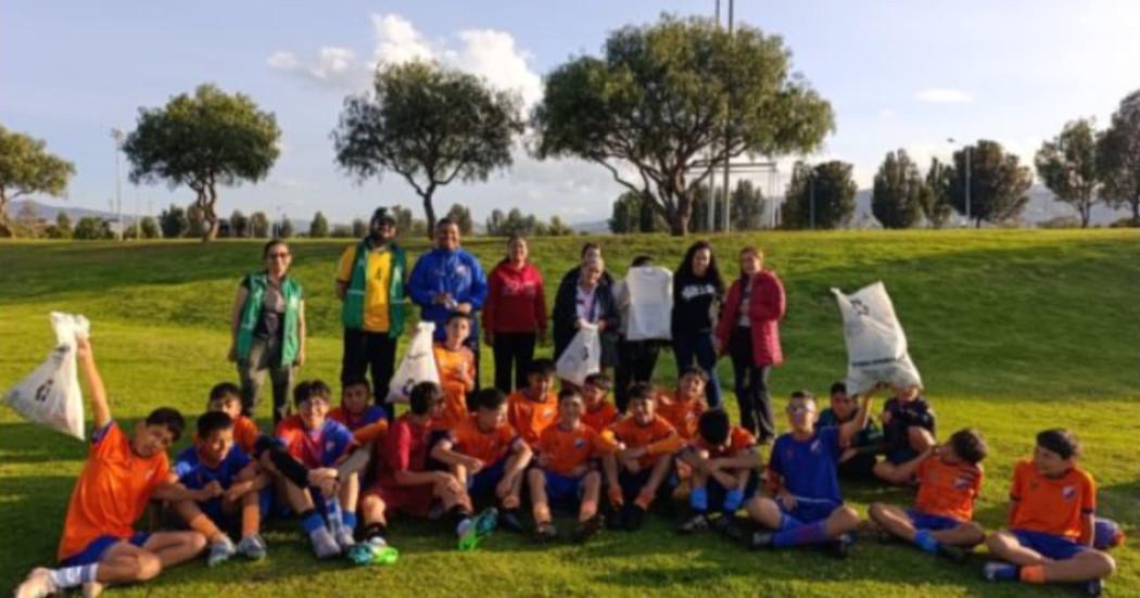 Niños y jóvenes de cinco escuelas deportivas del parque El Tunal.