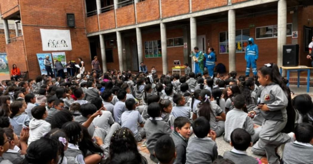 Estudiantes recibiendo capacitación ambiental por el Día del Agua.