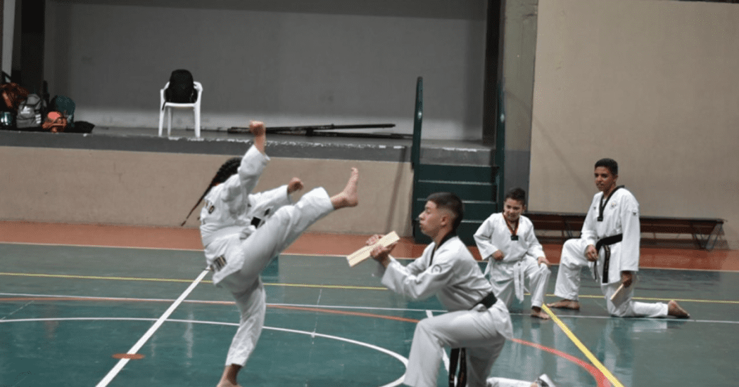 Foto de dos niñas practicando karate en Bogotá 