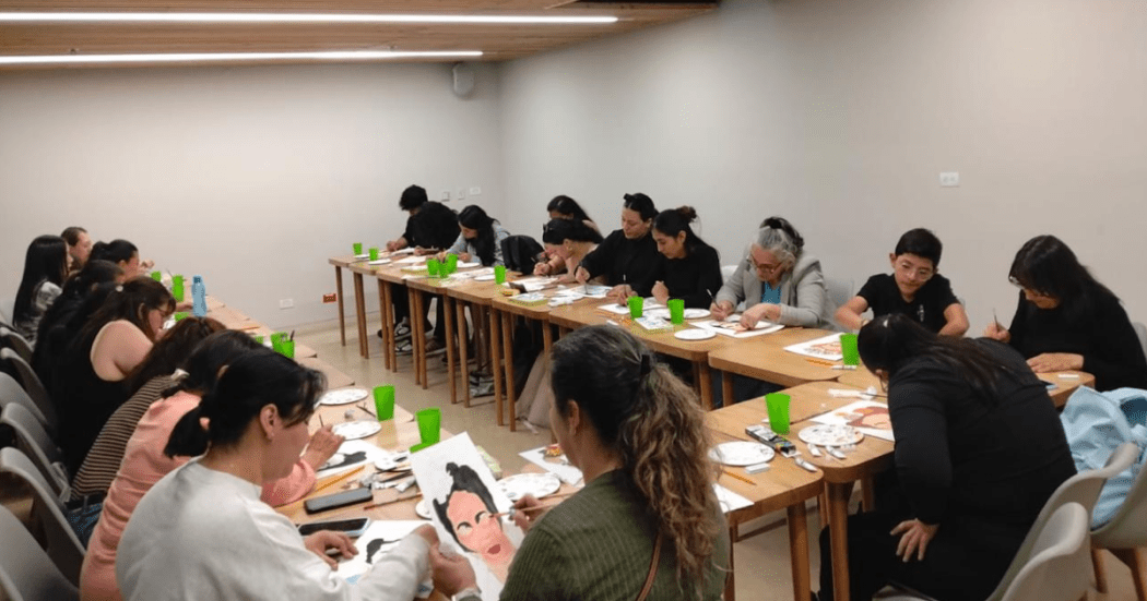 Foto de un grupo de personas en un taller de dibujo