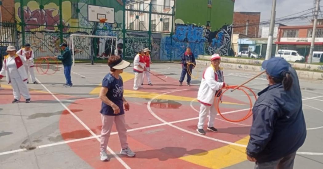 Mujeres adultas mayores en jornada de hábitos saludables.