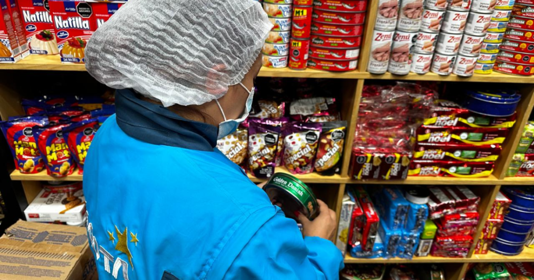 Foto de una funcionaria del distrito en jornada de inspección.