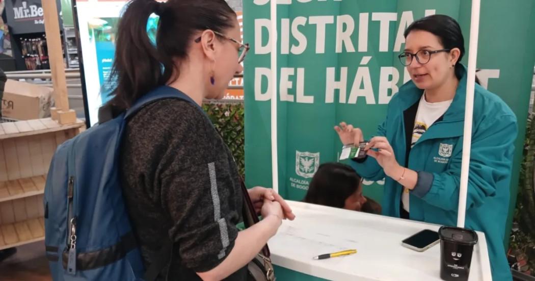 Foto que muestra dos personas hablando 