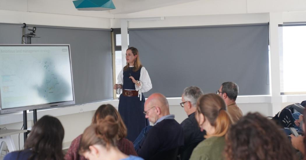 Personas reunidas en un auditorio