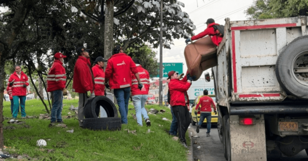 Foto de funcionarios del Distrito en operativo de limpieza
