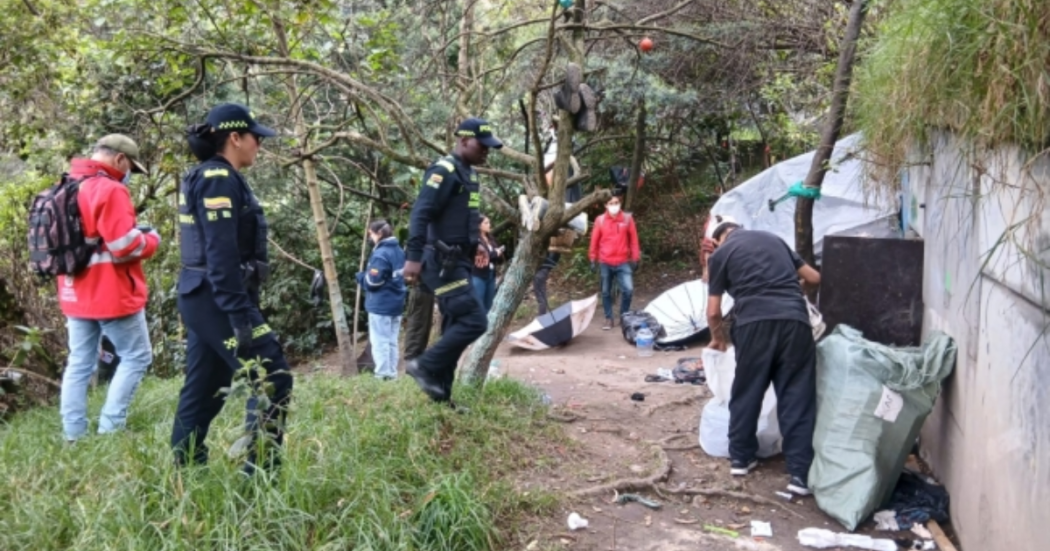 Foto de funcionarios del Distrito en operativo de limpieza