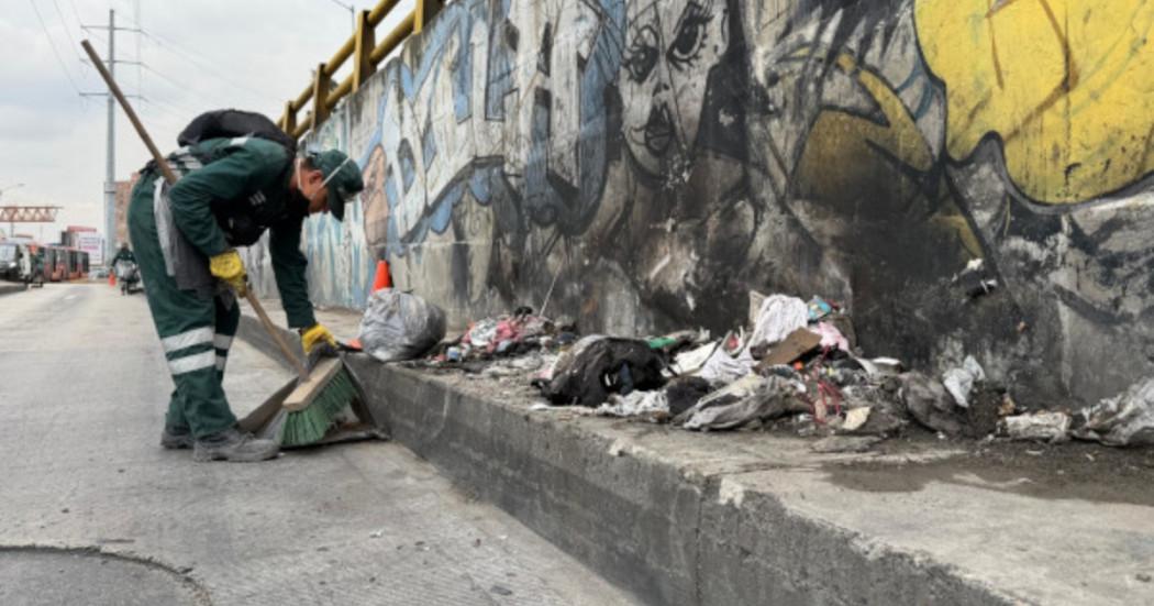 Foto que muestra un operador de aseo barriendo 