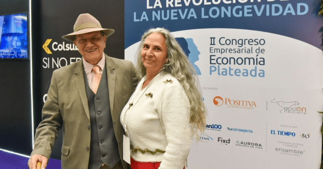 Imagen de dos personas mayores sonriendo