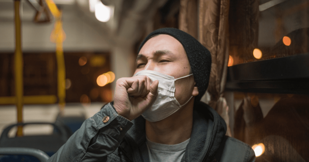 Foto de un hombre con tapa bocas