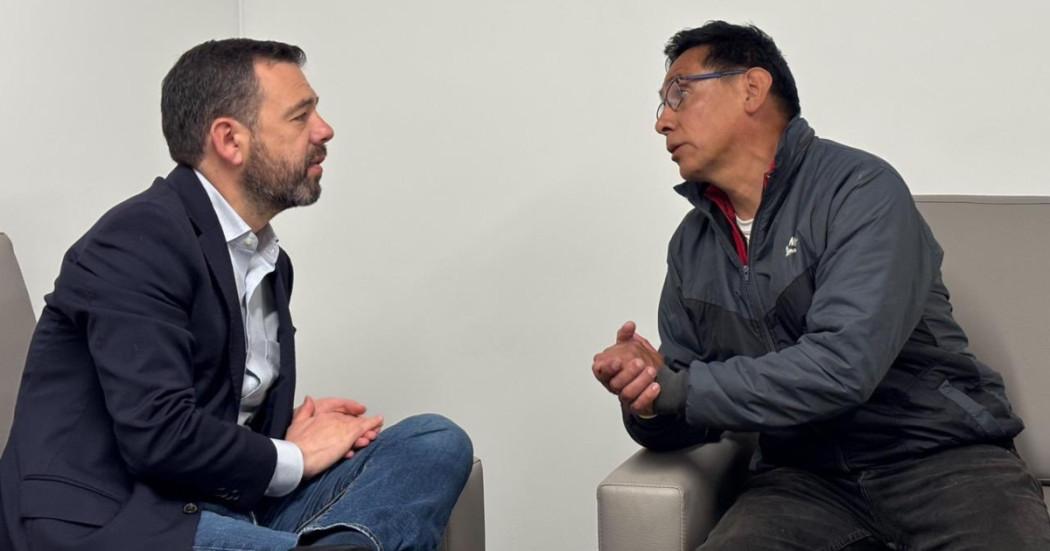 Alcalde Carlos Fernando Galán junto con el ciudadano Luis Fernando