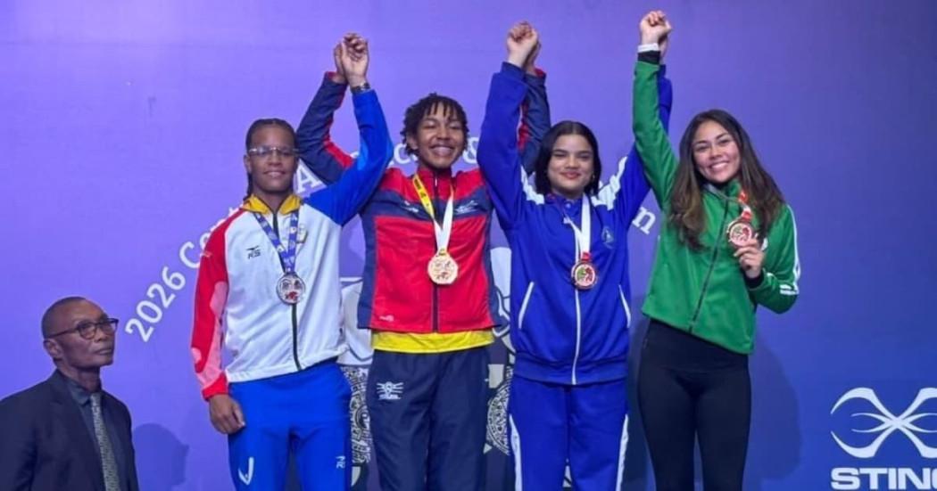 Foto de los medallistas del Equipo Bogotá en podio-