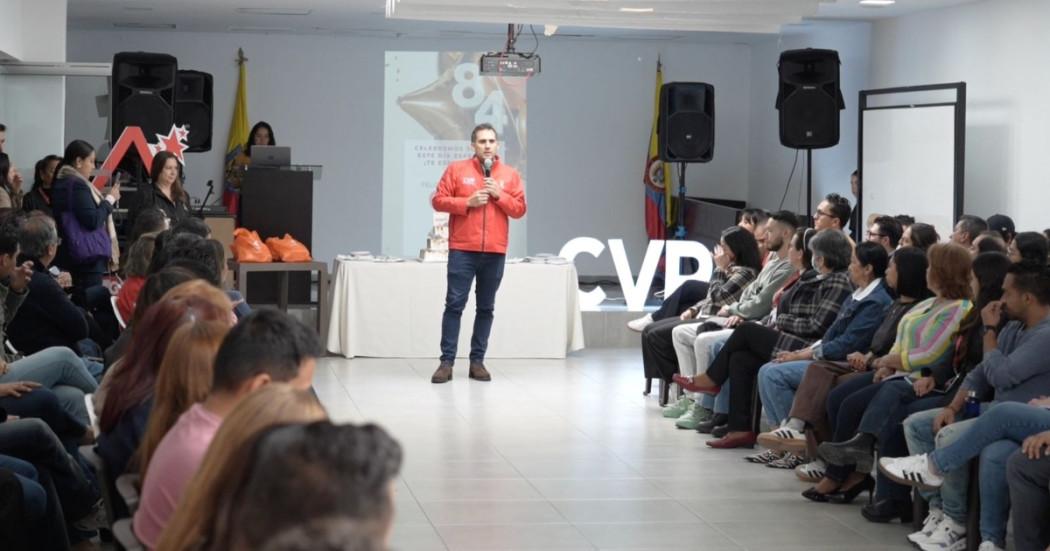 Foto que muestra personas reunidas 