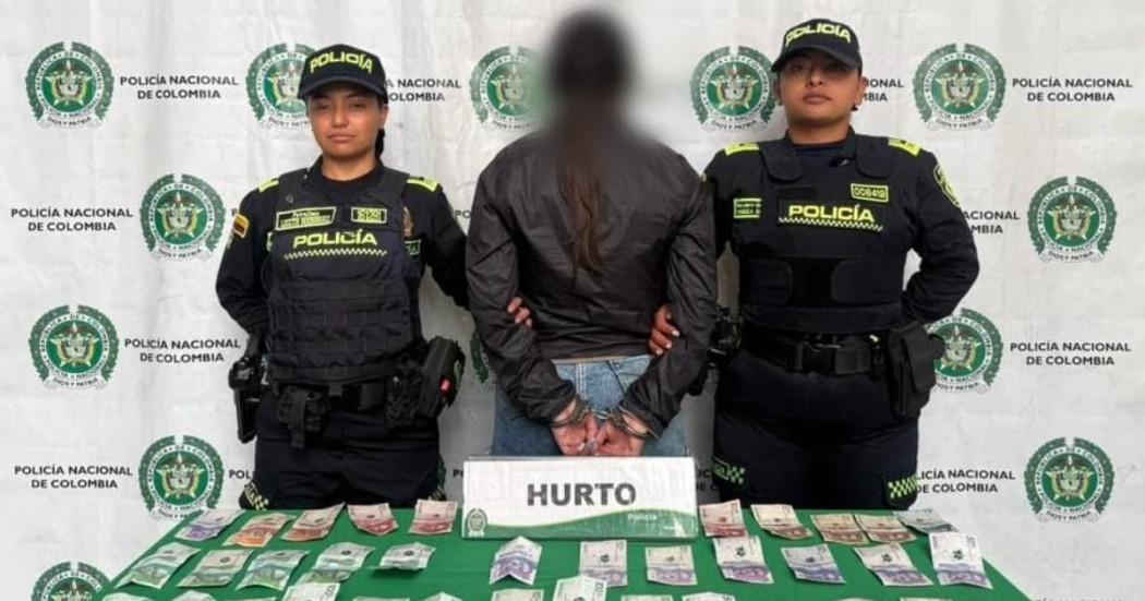 Captura a una mujer por el delito de hurto en un establecimiento comercial.
