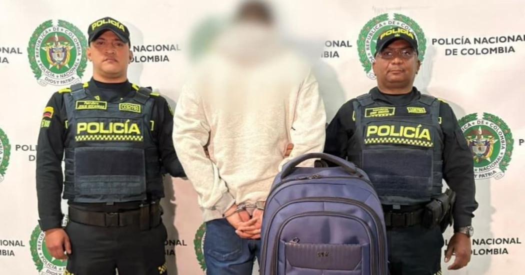 Hombre capturado con dos policías 