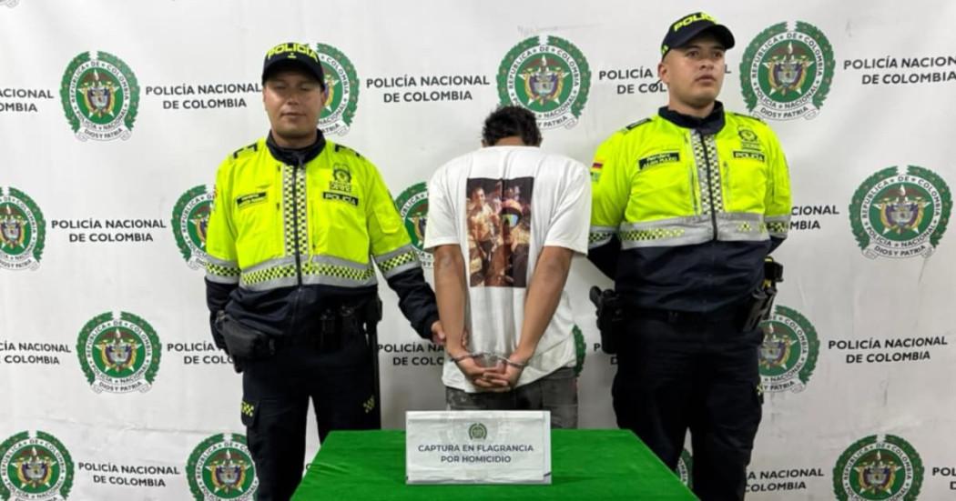 Hombre capturado por presunto homicidio, entre dos uniformados.