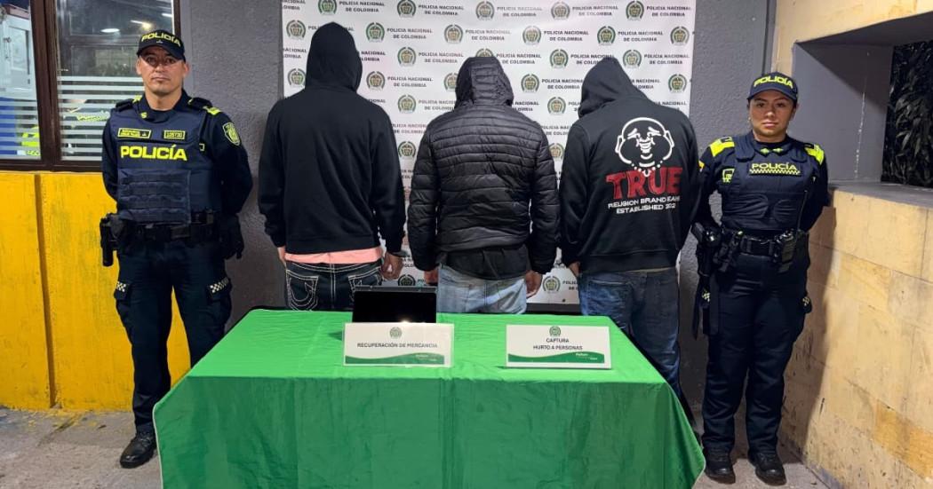 Foto de los tres hombres capturados por hurto mediante la modalidad de 'rompevidrios' en Suba, al noroccidente de Bogotá.