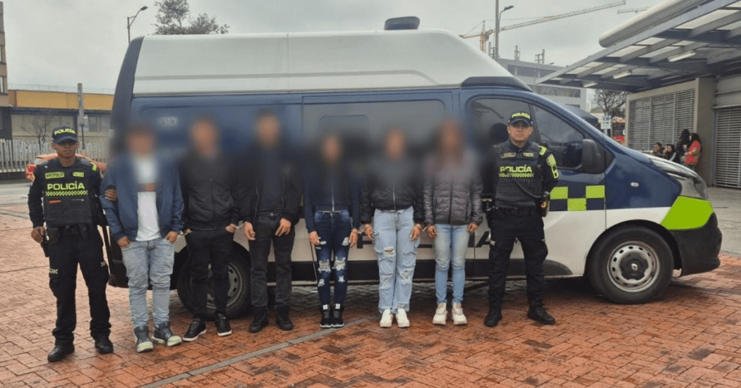 Imagen de los seis capturados y de fondo una patrulla de la Policía