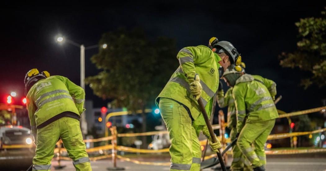 Foto de un frente de obra y trabajadores del IDU.