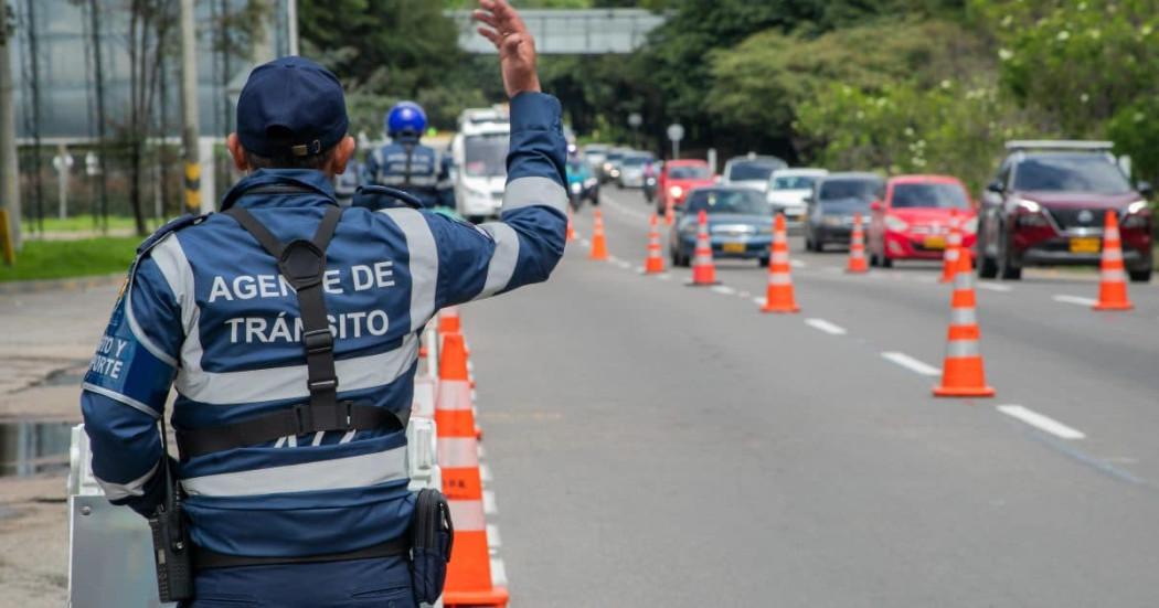 Foto de un agente de tránsito en una vía