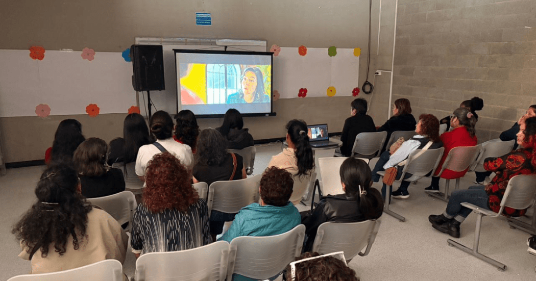 Foto de un grupo de mujeres en un cine foro 