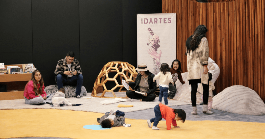 Imagen de varios niños disfrutando de la la obra del programa Nidos. 