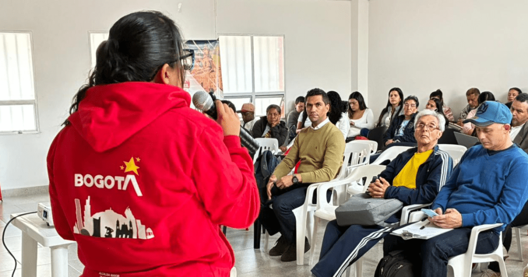 Foto de una charla con ciudadanos de Los Mártires